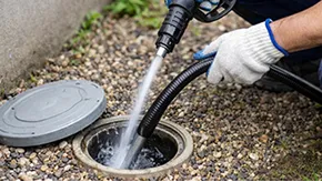 高圧洗浄機による排水管つまり除去作業のイメージ